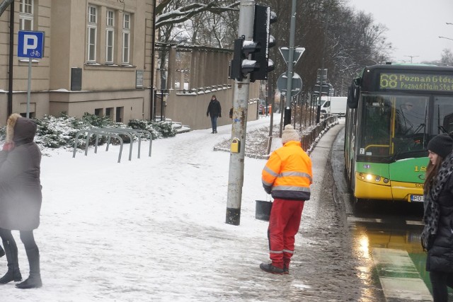 Poznań: Korki i wypadki, czyli śnieg i paraliż na wielkopolskich drogach [STATYSTYKI, ZDJĘCIA]