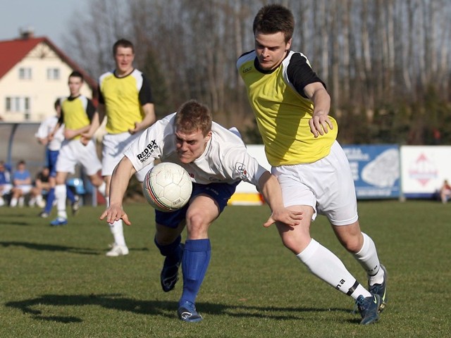 Piłkarze Lechii (białe koszulki) w Ropczycach walczyli o każdą piłkę, ale z boiska schodzili pokonani.