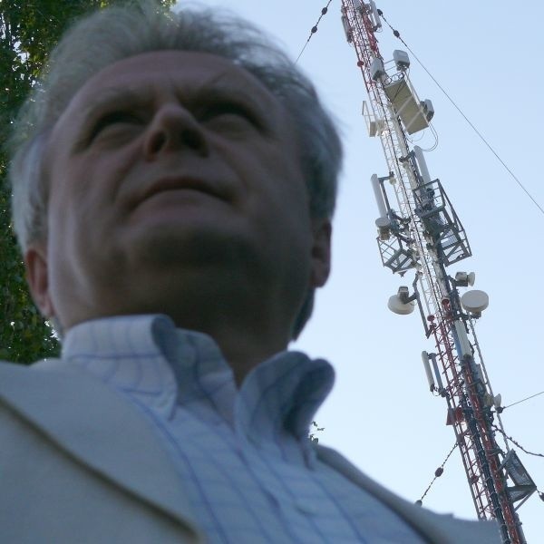 Mieszkańców tej okolicy przerażają dowieszane anteny na istniejącym od lat maszcie przy ul. Martenowskiej &#8211; mówi radny Krzysztof Różycki.