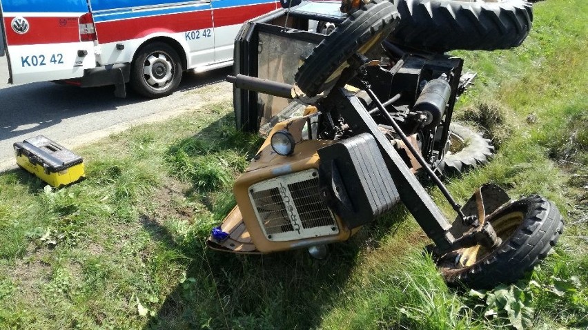 W Wysowej-Zdroju przewrócił się ciągnik. Poszkodowanego traktorzystę z miejsca wypadku do szpitala zabrało Lotnicze Pogotowie Ratunkowe