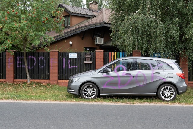 "Zbok" i "Pedofil" napisał nieznany sprawca na ogrodzeniu i samochodzie byłego wiceprezydenta.