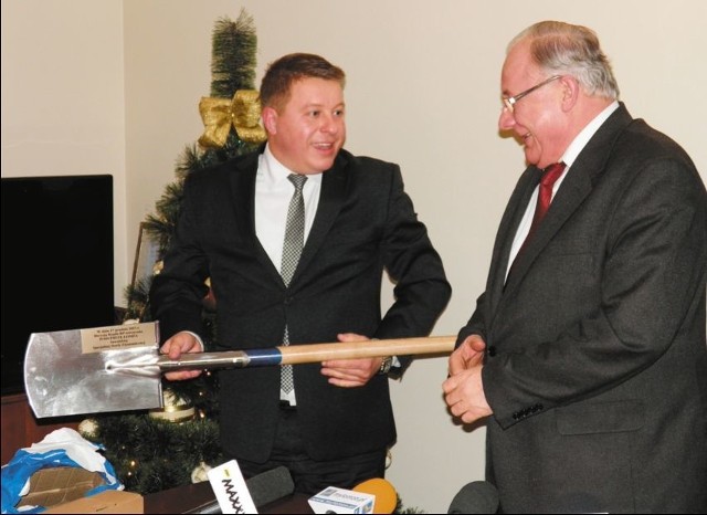 Robert Żyliński, prezes Suwalskiej Specjalnej Strefy Ekonomicznej przyjechał z prezentem dla prezydenta &#8211; posłuży do wbijania "pierwszej łopaty&#8221; na budowach