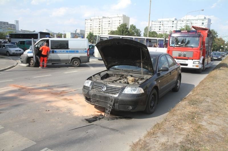 Wypadek na Ślężnej. Volkswagen wjechał w daewoo. Wielkie korki (ZDJĘCIA)