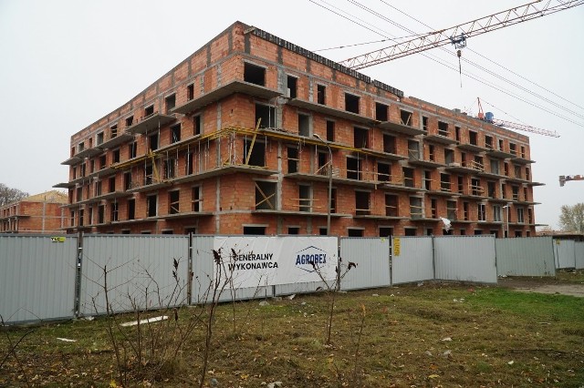 Od wyburzenia pierwszych baraków przy ul. Opolskiej minęło już kilka lat. Zamiast nich w tym miejscu pojawią się nowe bloki, a w nich mieszkania komunalne. ZKZL klucze do lokali powstałych w tym miejscu zamierza wręczyć w 2022 roku.Przejdź do kolejnego zdjęcia --->