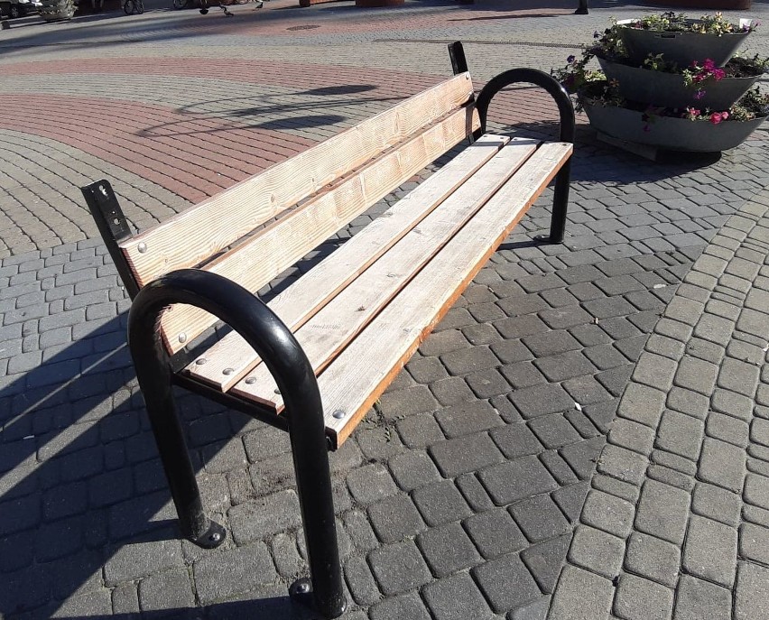 Wandale grasowali w centrum Ostrołęki. Zniszczone ławki przy fontannie. 1.07.2020. Zdjęcia