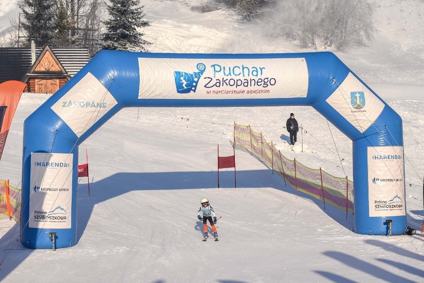 Zakopane. Mali i duzi ścigali się na stoku narciarskim o Puchar Zakopanego Amatorów 