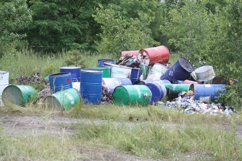 Niebezpieczne odpady w Ogrodzieńcu: Kolejne beczki w byłej cementowni [ZDJĘCIA]