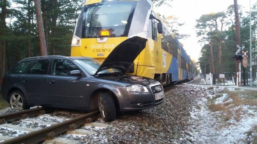Auto osobowe wjechało  pod pociąg w Juracie