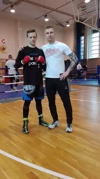 Karol Łapawa (z lewej) będzie walczył w wadze 60 kg