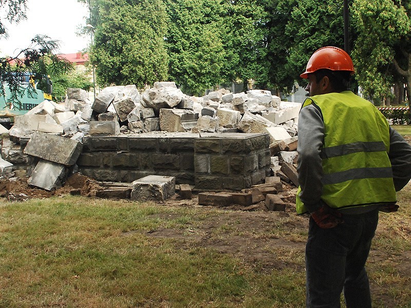 Nowy Sącz. Buldożery zrównały z ziemią sowiecki pomnik [ZDJĘCIA]