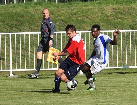 Nigeryjczyk Ndubasi Nnamani (na zdjęciu w pojedynku z obrońcą Celulozy Kostrzyn) był w minionym sezonie czołowym napastnikiem Steinpolu Ilanki. Teraz postanowił spróbować swych sił w pierwszoligowej Flocie Świnoujście.