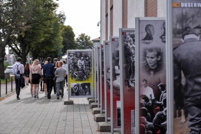 Dwie wystawy dotyczące II wojny światowej można oglądać przed siedzibą IPN w Gdańsku przy alei Grunwaldzkiej 216