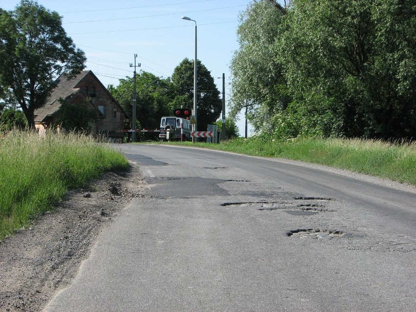 Pełno dziur przy przejeździe kolejowym za Żernikami Wrocławskimi. Kiedy je załatają?