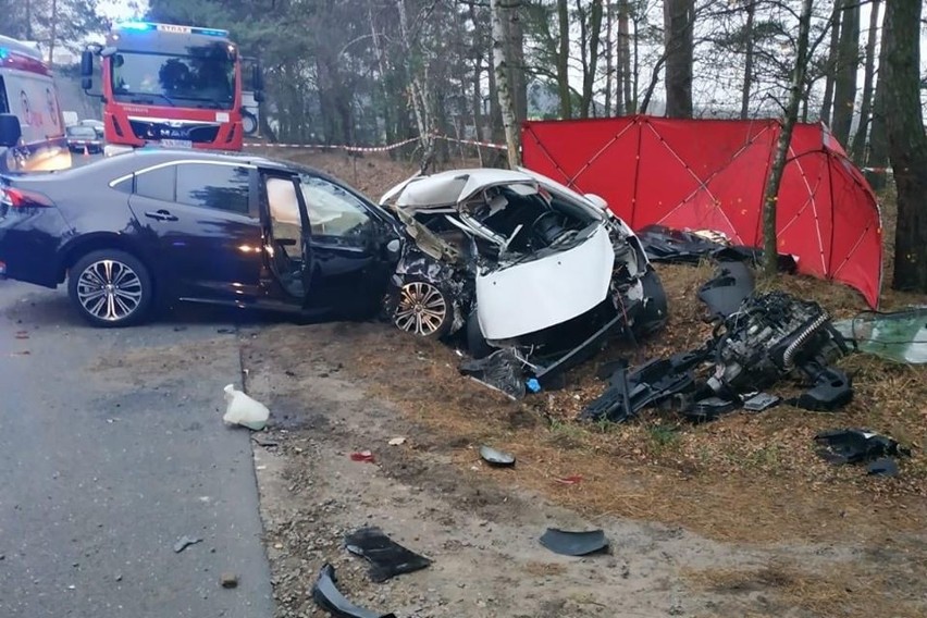 W czołowym zderzeniu dwóch samochodów pod Koninem zginęła...