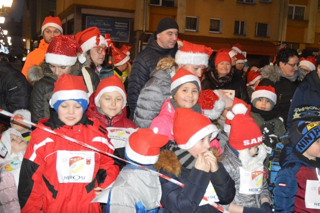 W piątek, 6 grudnia, w godzinach wczesnowieczornych plac ratuszowy w Świebodzinie wypełnił się uczestnikami trzeciej edycji biegu rodzinnego, zorganizowanego przez Klub Sportowy Herosi i miejscowy ośrodek sportu. Mroźna aura sprawiła, że początkowo chętnych do startu było niewielu, lecz było to zgoła mylne wrażenie. Tuż przed planowanym startem ruszyły zapisy, do których zgłosiła się niemal setka biegaczy w różnym wieku – od urodzonego w 2018 roku maluszka po byłą piłkarkę ręczną urodzoną w 1946 roku. Trasę biegu obstawiali tradycyjnie wolontariusze z Nowego Dworku, a sygnał do biegu dał burmistrz Tomasz Sielicki. Nagrody okazały się cenne, a były to medale i bilety na seanse kinowe.    Zobacz nasz Magazyn Informacyjny: