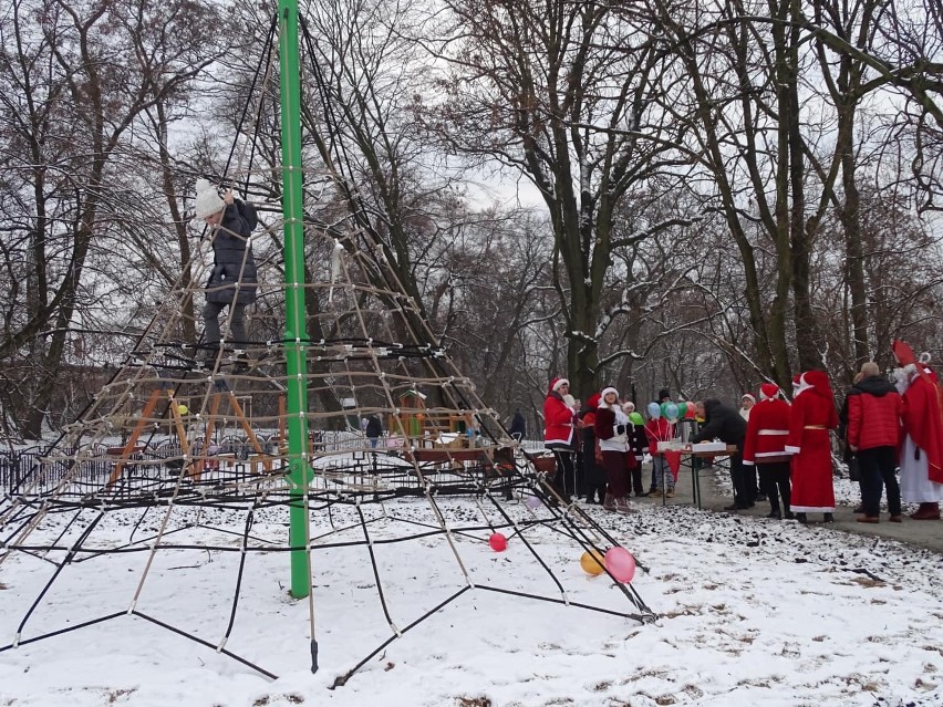 Kraków. W zimowych warunkach otworzyli plac zabaw w Łuczanowicach [ZDJĘCIA]