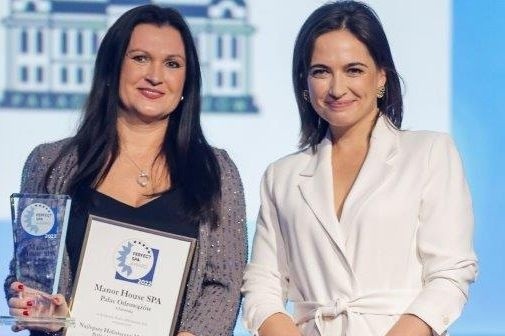 Justyna Kurowska, przedstawicielka hotelu z Chlewisk (z lewej) oraz znana polska aktorka Anna Cieślak.