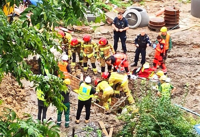 Wypadek na budowie. Zobacz kolejne zdjęcia. Przesuwaj zdjęcia w prawo - naciśnij strzałkę lub przycisk NASTĘPNE