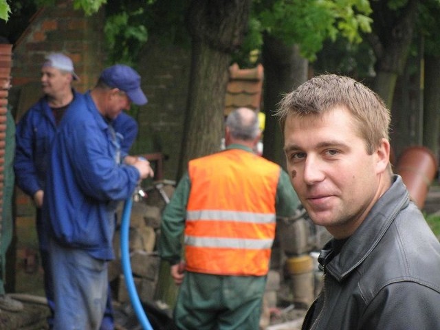 Kierownik robót Piotr Borkowski z frimy Seweko czuwa nad pracownikami, którzy kładą rury kanalizacji sanitarnej i wodociągu. Nawierzchnię, chodnik i kanalizację deszczową zrobi inna firma.