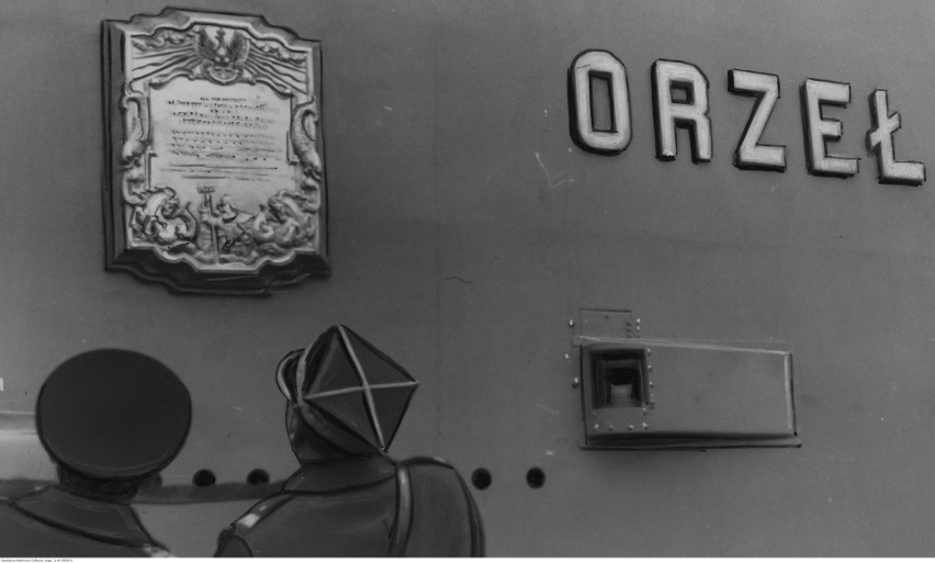 Tablica na kiosku ORP Orzeł informująca o tym, że  okręt...