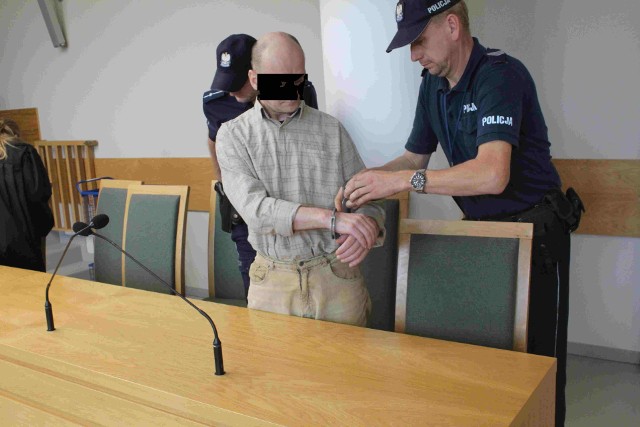 Oskarżony Krzysztof D. z krakowskiego sądu wychodzi z wyrokiem 15 lat więzienia