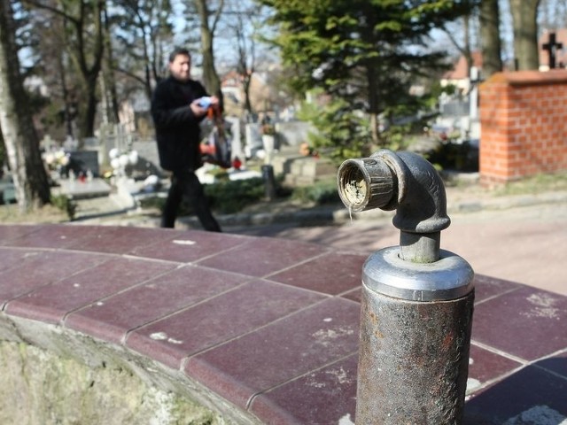 Na starym cmentarzu jeszcze nie ma wody. Pojawi się do końca tygodnia.