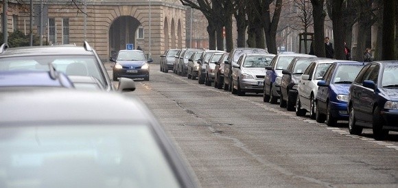 &#8211; Doszło do niebezpiecznego procederu prawnego polegającego na aroganckim ominięciu prawa i tworzenia wymyślonych pojęć prawnych &#8211; twierdzi szczecinian, Zdzisław Biełowiec pokazując trzy uchwały rady miasta dotyczące Wałów Chrobrego, placu Obrońców Westerplatte, ks. Władysława Bandurskiego oraz część ulicy Leona Babińskiego.