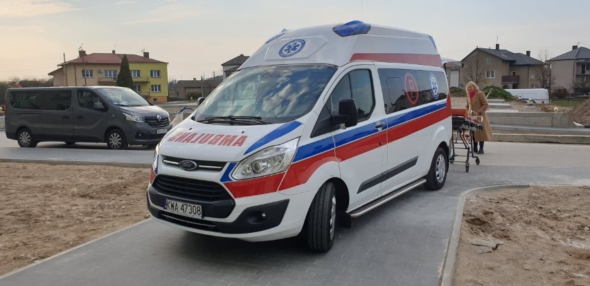 Starostwo powiatowe kupiło szpitalowi w Łapach ambulans do przewozu chorych z podejrzeniem koronawirusa