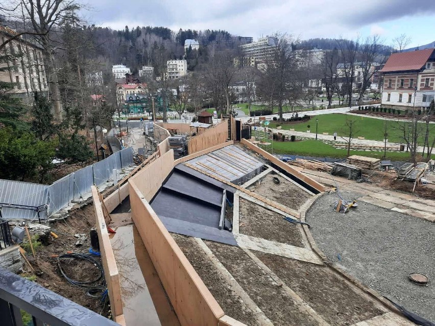 W Krynicy-Zdroju budują amfiteatr pod Górą Parkową. Zamiast schodów prowadzących do dolnej stacji kolejki ma być droga dojazdowa 