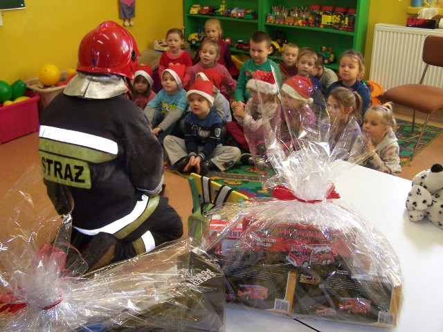 Strażacy do dzieci z oddziału przedszkolnego w Zespole Szkół w Pęperzynie przywieźli superprezenty, takie jak samochody