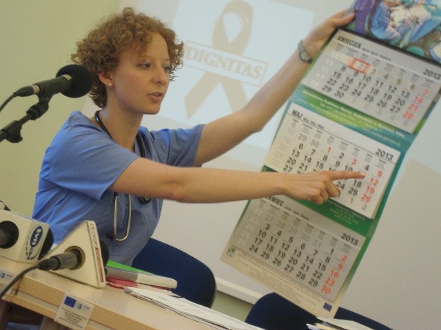 Podczas sobotniej konferencji lek. Małgorzata Marczewska z kalendarzem w dłoniach prezentowała ile miała dyżurów i kiedy.