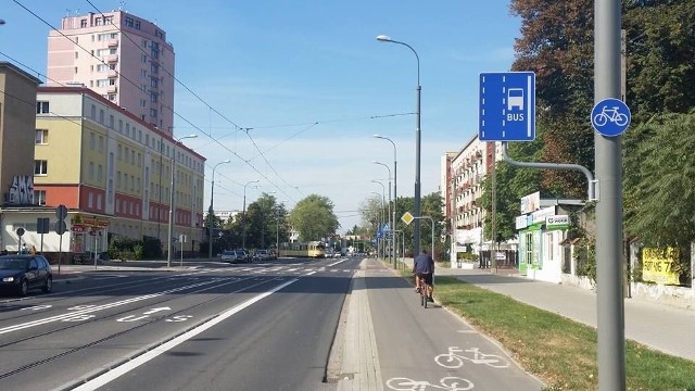 Znak drogowy na ul. Dąbrowskiego wprowadzał w błąd kierowców. Już go jednak zmieniono
