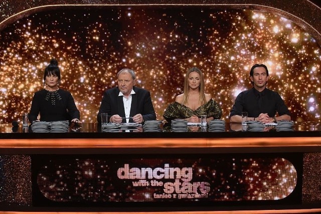 "Dancing with the stars. Taniec z gwiazdami"Premiera w piątek, 1 marca o godz.20:00   Uwielbiany na całym świecie, najsłynniejszy format BBC, który zgarnął aż 11 nagród Emmy i najchętniej oglądane show Telewizji POLSAT – „Dancing with the Stars. Taniec z Gwiazdami” powraca z nową plejadą gwiazd. Kto tym razem pokona konkurencję i zgarnie Kryształową Kulę? Przed nami kilkanaście tygodni niebywałych emocji. Jak co roku w programie pojawią się najgorętsze nazwiska ze świata show-biznesu, sportu, muzyki i seriali, które po raz pierwszy będą konfrontować się z profesjonalnym tańcem na najwyższym poziomie. Gwiazdami 9. edycji będą: najlepsza polska tenisistka i nasza wielka sportowa chluba – Agnieszka Radwańska, która zatańczy z ulubionym „polskim Włochem” czyli Stefano Terrazzino, jedna z najsłynniejszych modelek na świecie - Anna Jagodzińska, której partnerować będzie Michał Jeziorowski, niewidoma biegaczka, złota medalistka z Mistrzostw Świata dla Niepełnosprawnych w biegu na 1500 metrów - Joanna Mazur, u boku której zobaczymy dwukrotnego zdobywcę Kryształowej Kuli Jana Klimenta, prezenterka i blogerka – Tamara Gonzales Perea, która zatańczy z królem parkietu Rafałem Maserakiem, menedżerka i miłośniczka sportów ekstremalnych – Dominika Tajner-Wiśniewska w towarzystwie Wojciecha Jeschke, blogerka kulinarna i krewka góralka – Justyna Żyła, której partnerować będzie Tomasz Barański, były komandos i gwiazdor serialu Czwórki „Policjantki i Policjanci” - Mariusz Węgłowski, nad którego tańcem czuwać będzie Kasia Vu Manh, król dyskotek - Czadoman, któremu partnerować będzie Walerija Żurawlewa , Mister Polski 2017 i drugi najprzystojniejszy mężczyzna na świecie - Jakub Kucner, u boku którego ujrzymy prześliczną Lenkę Klimentovą, aktor i komik znany z takich seriali jak „Ucho prezesa” czy „Barwy szczęścia” – Sebastian Stankiewicz, któremu tajniki sztuki tańca zdradzi Janja Lesar, trener motywator – Qczaj, którego zobaczymy na parkiecie w towarzystwie Pauliny Biernat oraz najsłynniejszy twórca internetowy – Tomasz „Gimper” Działowy, któremu partneruje Natalia Głębocka. 12 par wiosennej edycji oceniać będzie nasze jury, w którym zasiądą Iwona Pavlovic, Ola Jordan i Andrzej Grabowski. W roli gospodarzy zobaczymy Paulinę Sykut-Jeżynę i Krzysztofa Ibisza.media-press.tv