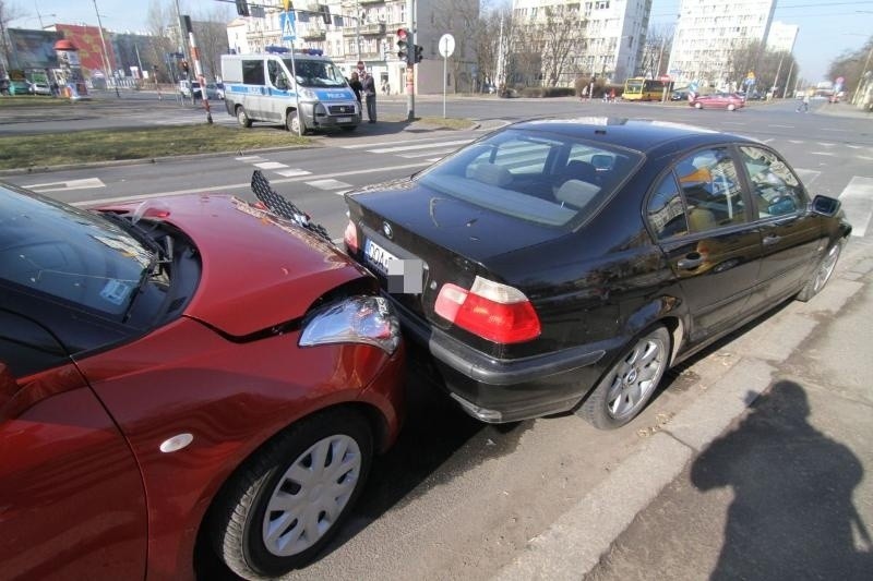 Wrocław: Wypadek na Zaporoskiej. Zderzyły się 4 auta (ZDJĘCIA)