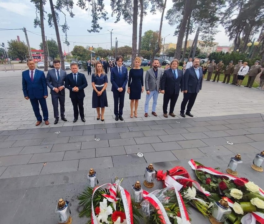 Obchody 102 rocznicy Bitwy Warszawskiej i Święta Wojska Polskiego w Kozienicach. Złożono kwiaty pod Pomnikiem Niepodległości. Zobacz zdjęcia