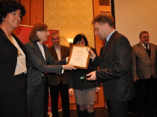 Burmistrz Połańca Jacek Tarnowski odbiera dyplom za zwycięstwo w ogólnopolskim konkursie „Grunt na Medal 2012”.