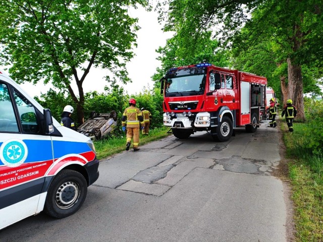 Pawłowo. Gmina Trąbki Wielkie. Dachowanie samochodu osobowego