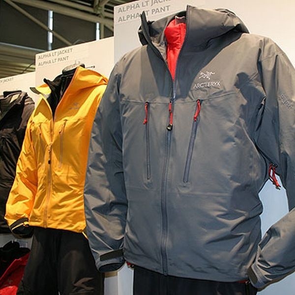 Kurtka z gore-tex, o średnich parametrach, kosztuje około 400-500 złotych.