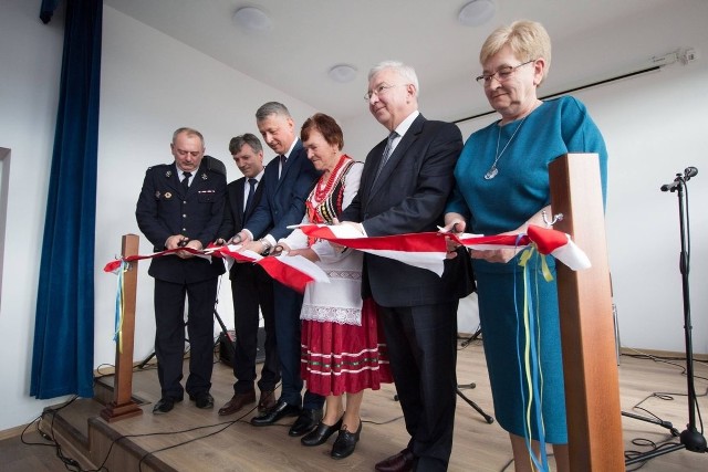 Moment przecięcia wstęgi na otwarciu Klubu Wiejskiego „Niwy” w Tychowie Nowym, w gminie Mirzec