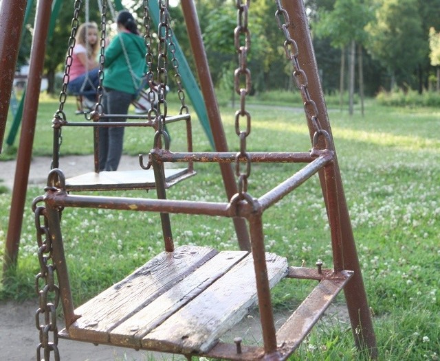 Niebezpieczna dla dzieci huśtawka na placu zabaw w Parku Kultury i Wypoczynku. 