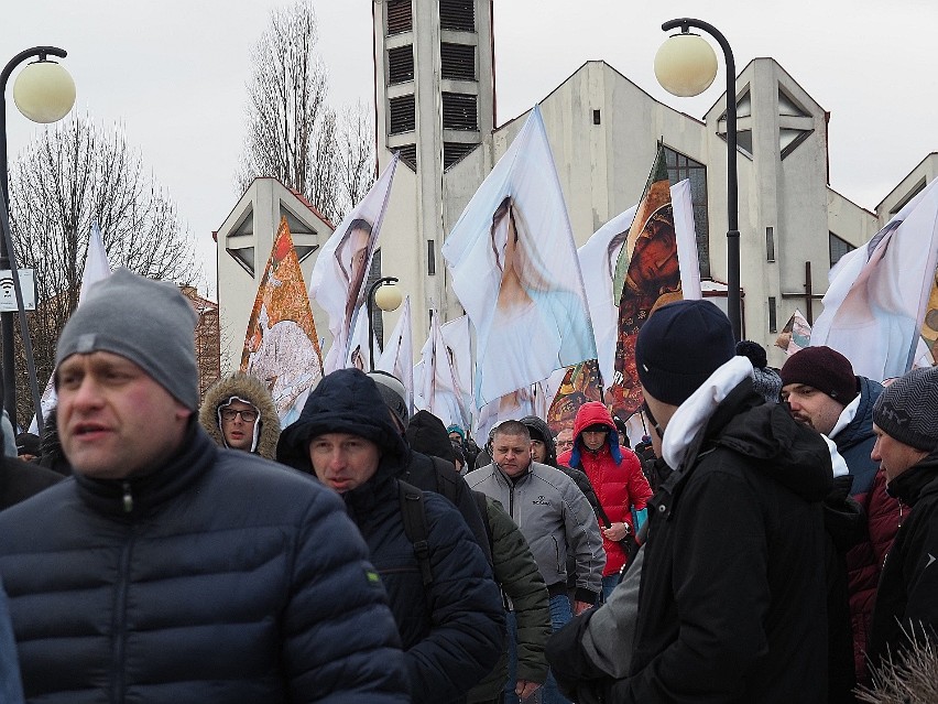 Przybyli do Łodzi z całej Polski. Kilka tysięcy mężczyzn...