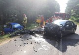 Czołowe zderzenie w lesie pod Olesnem, trzy osoby ranne