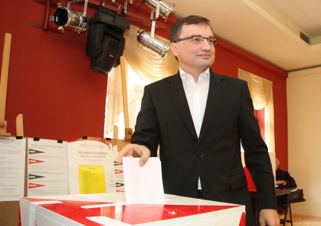 Zbigniew Ziobro, były minister sprawiedliwości, numer 32 na liście PiS głosował w Kielcach w lokalu mieszczącym się w Domu Kultury „Zameczek”.