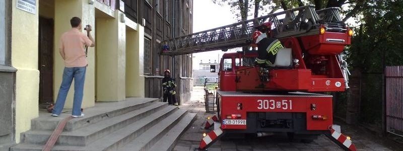 Bydgoszcz. Straż pożarna ewakuowała 200 osób z gimnazjum (zobacz film)