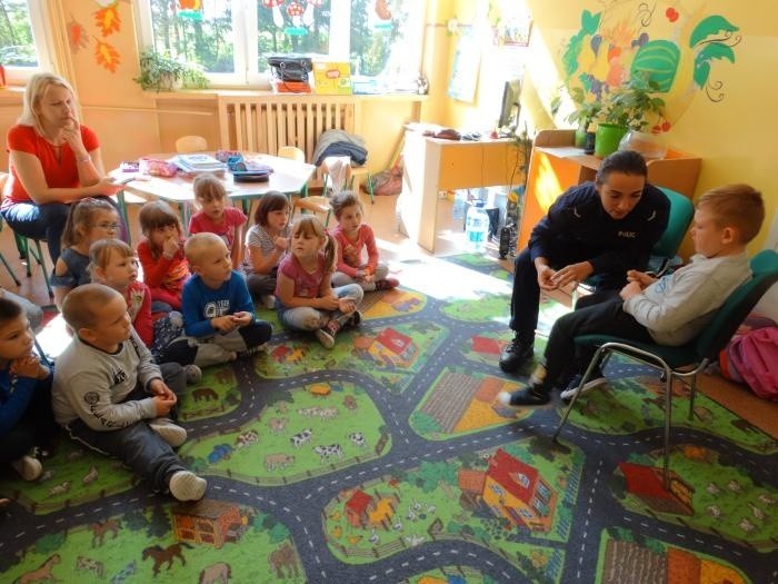 Dzieciaki w Pocierzynie poznały swoich dzielnicowych - wiedzą, jak się zachowac w sytuacji zagrożenia