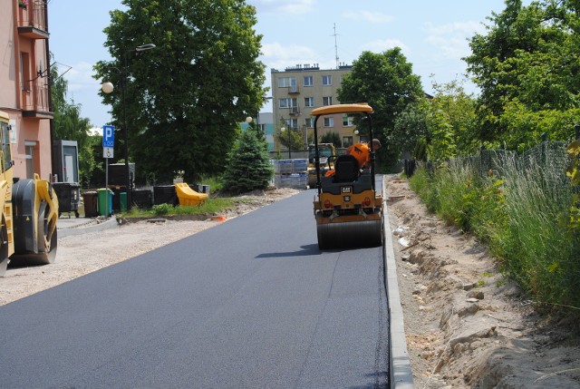 Drogowcy kładą pierwszą warstwę asfaltowej nawierzchni na ulicy na Osiedlu Brożka we Włoszczowie. Więcej na następnych zdjęciach >>>