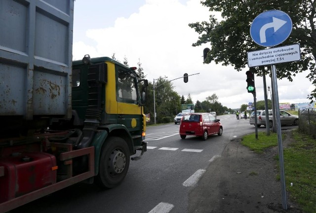 Zmiana organizacji ruchu na trasie wylotowej ze Słupska. Auta osobowe jadące z Ustki do miasta muszą skręcić na drogę przez strefę ekonomiczną. Na wprost ulicą Portową mogą jechać tylko autobusy i ciężarówki