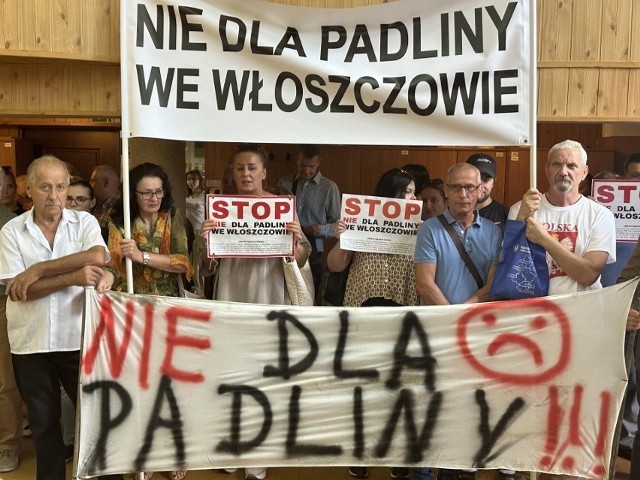 Mieszkańcy Włoszczowy protestowali przeciw budowie Farmutilu na ostatniej sesji Rady Powiatu.