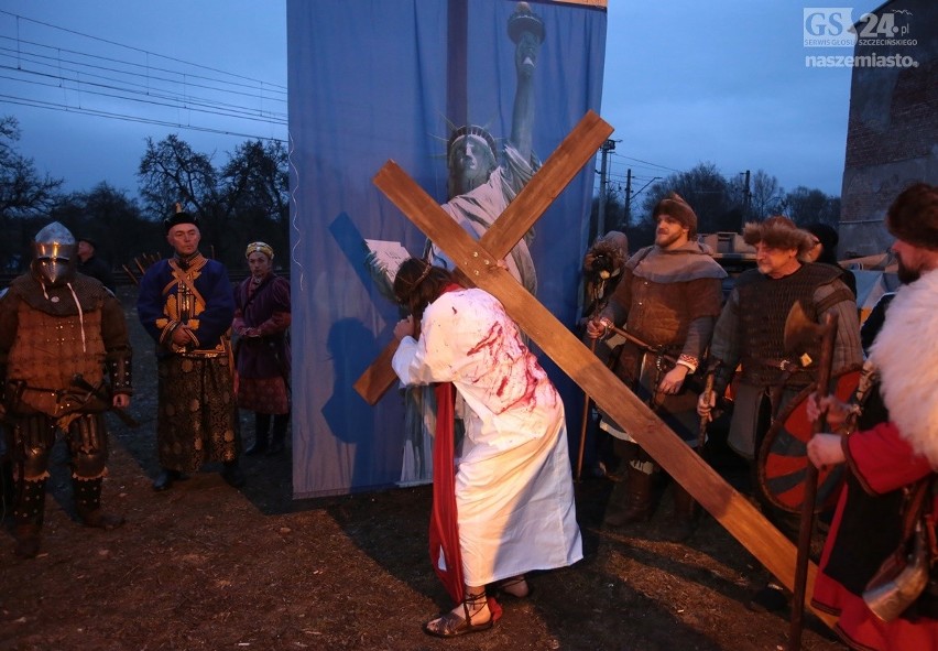 Wzruszająca inscenizacja drogi krzyżowej na Skolwinie