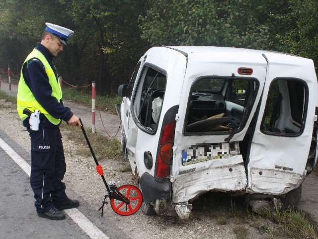 Policjant pracujący na miejscu poniedziałkowego zderzenia w Moskorzewie.